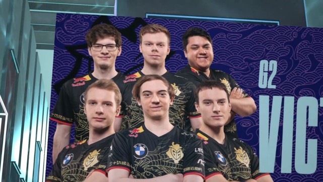 奥运网球郑钦文生涯首胜斯瓦泰克 创中国女网历史