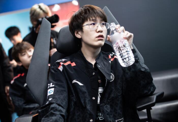 密切关注这 密切关注这